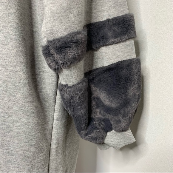 Lea & Viola | Grey Faux Fur Trimmed Long Sleeved Sweatshirt - Picture 5 of 8